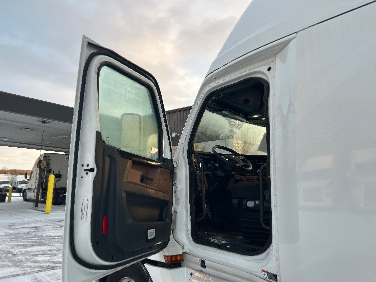 Used 2022 Freightliner Cascadia - photo 11