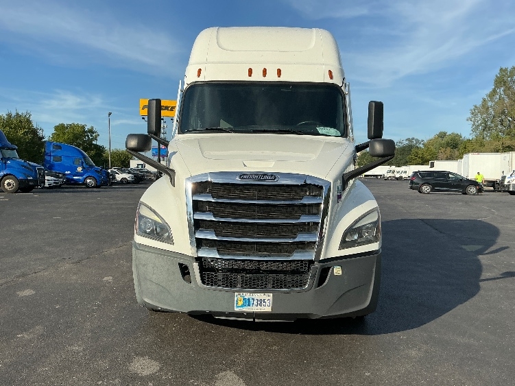 Used 2022 Freightliner Cascadia - photo 2