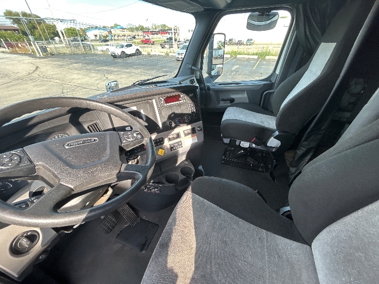 Used 2022 Freightliner Cascadia - photo 12