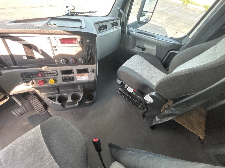 Used 2022 Freightliner Cascadia - photo 14