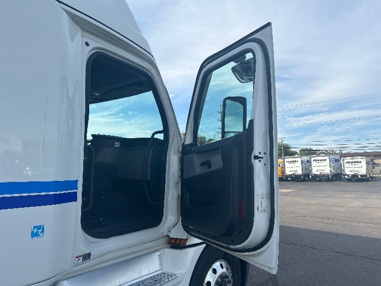 Used 2022 Freightliner Cascadia - photo 15