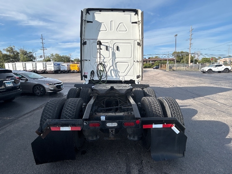 Used 2022 Freightliner Cascadia - photo 8