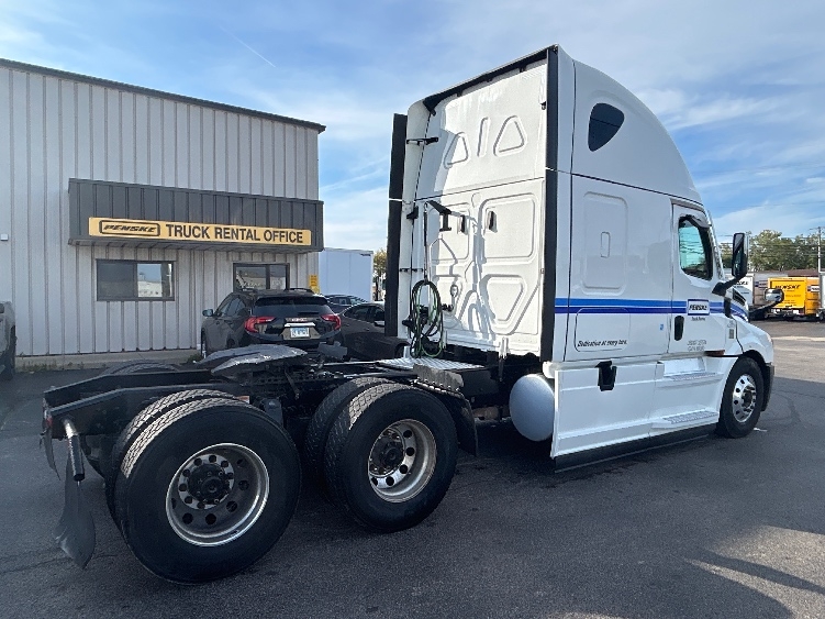 Used 2022 Freightliner Cascadia - photo 9