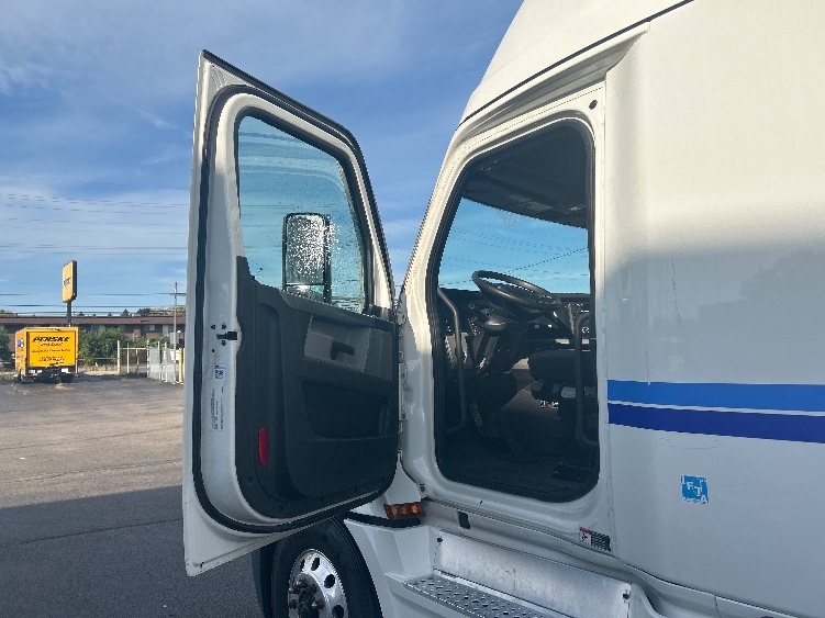 Used 2022 Freightliner Cascadia - photo 11