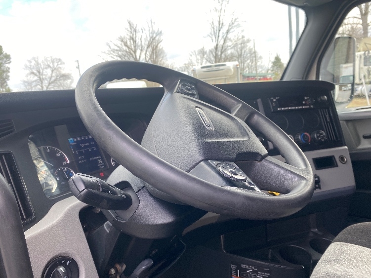 Used 2022 Freightliner Cascadia - photo 12