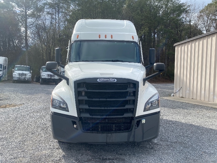 Used 2022 Freightliner Cascadia - photo 2