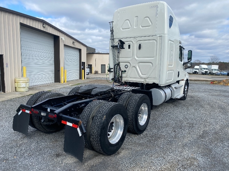 Used 2022 Freightliner Cascadia - photo 9