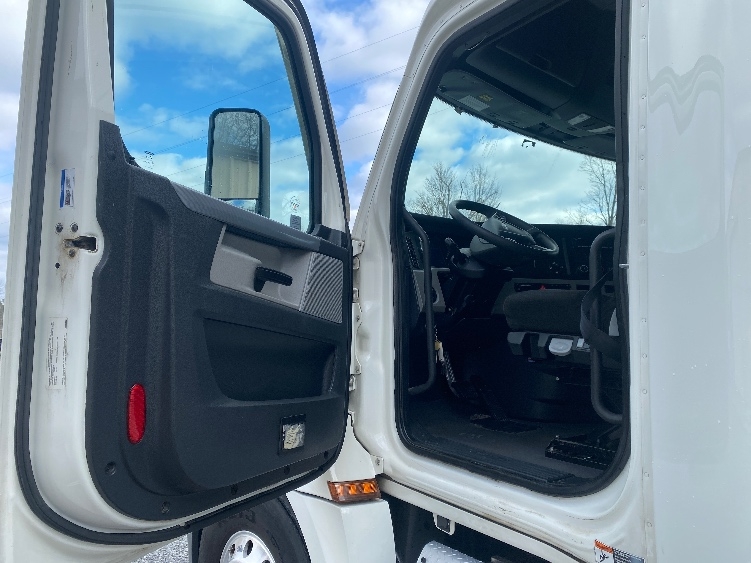 Used 2022 Freightliner Cascadia - photo 11