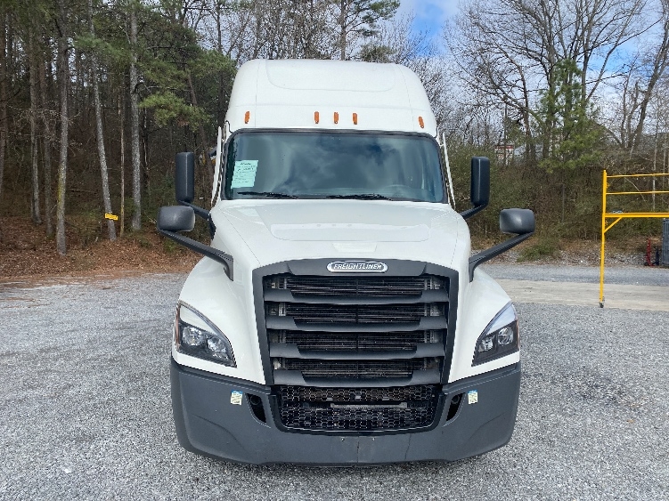 Used 2022 Freightliner Cascadia - photo 2