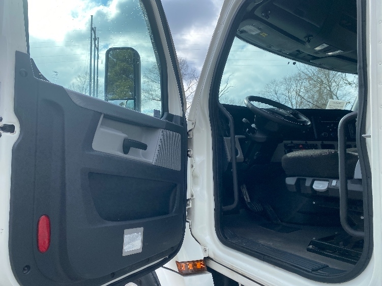 Used 2022 Freightliner Cascadia - photo 11