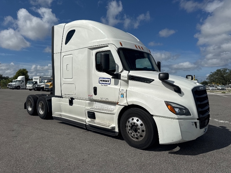 Used 2022 Freightliner Cascadia - photo 1