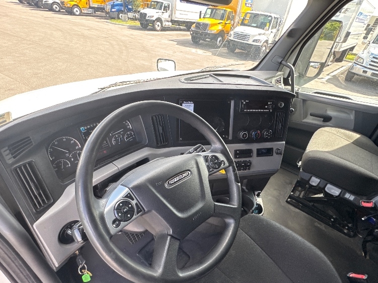Used 2022 Freightliner Cascadia - photo 12