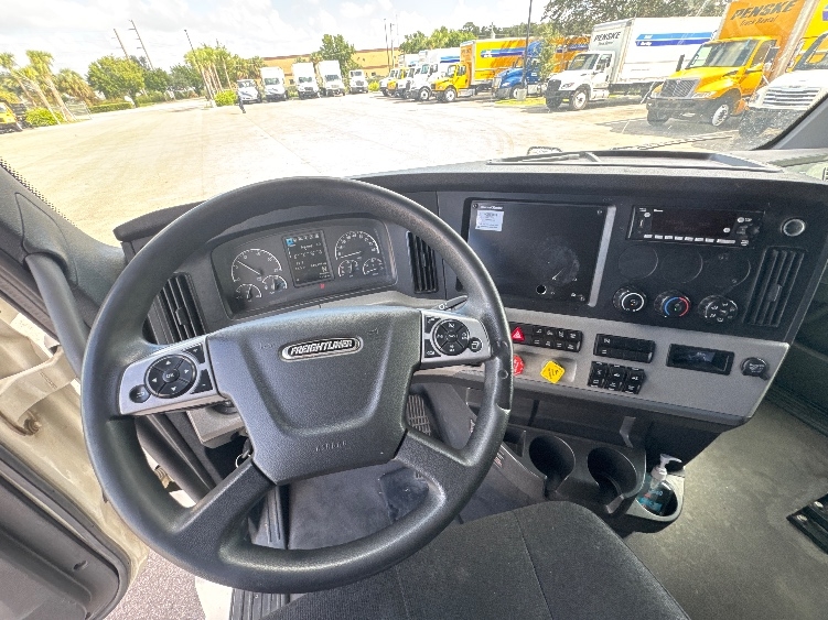 Used 2022 Freightliner Cascadia - photo 13
