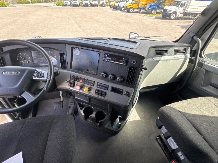 Used 2022 Freightliner Cascadia - photo 14