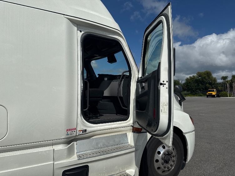 Used 2022 Freightliner Cascadia - photo 15