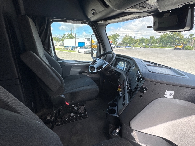 Used 2022 Freightliner Cascadia - photo 17