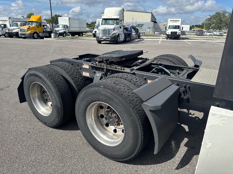 Used 2022 Freightliner Cascadia - photo 26