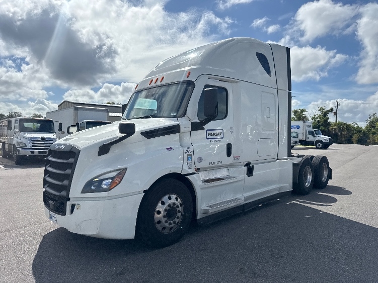 Used 2022 Freightliner Cascadia - photo 5