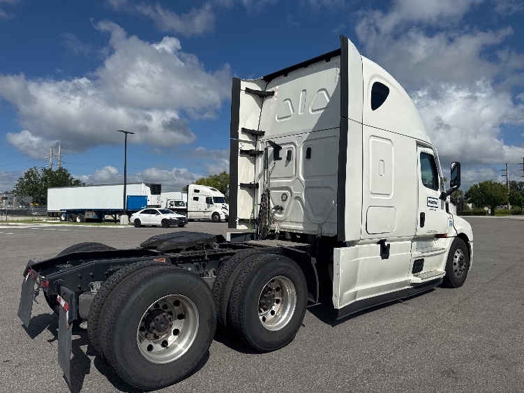Used 2022 Freightliner Cascadia - photo 9