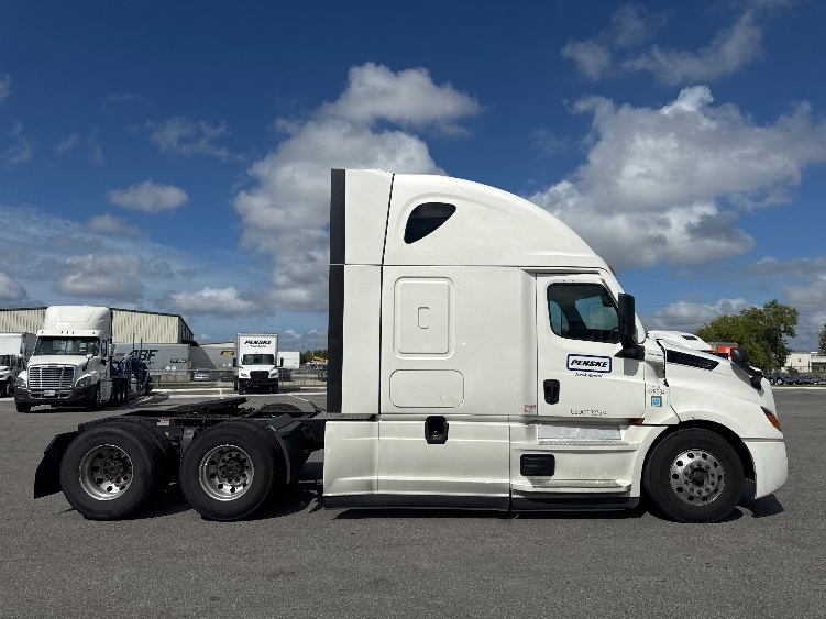 Used 2022 Freightliner Cascadia - photo 10