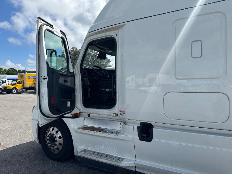 Used 2022 Freightliner Cascadia - photo 11