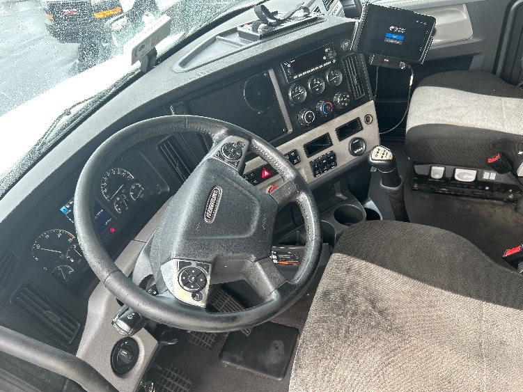 Used 2022 Freightliner Cascadia - photo 12