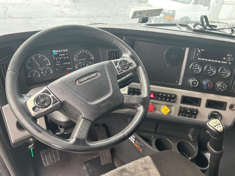 Used 2022 Freightliner Cascadia - photo 13