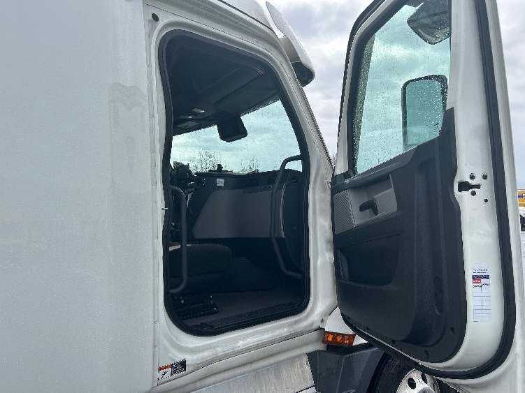 Used 2022 Freightliner Cascadia - photo 15