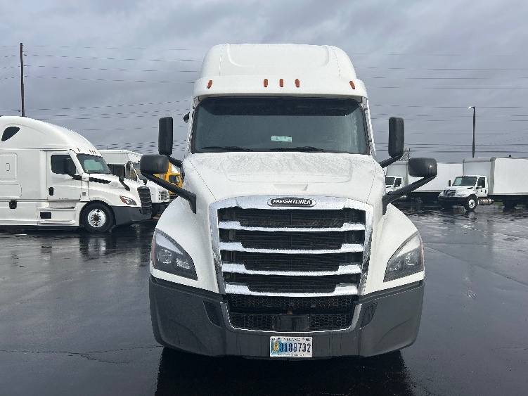 Used 2022 Freightliner Cascadia - photo 2