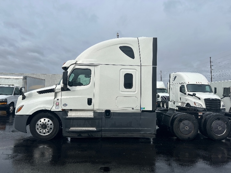 Used 2022 Freightliner Cascadia - photo 6