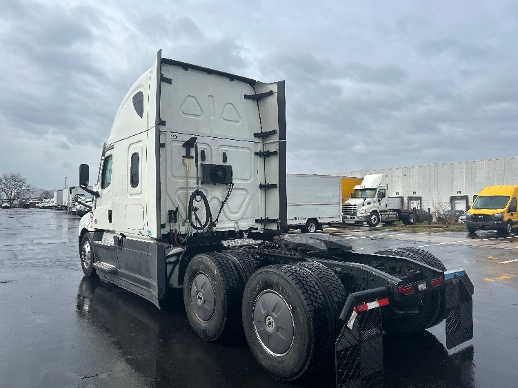 Used 2022 Freightliner Cascadia - photo 7
