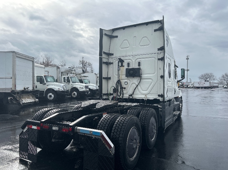 Used 2022 Freightliner Cascadia - photo 9