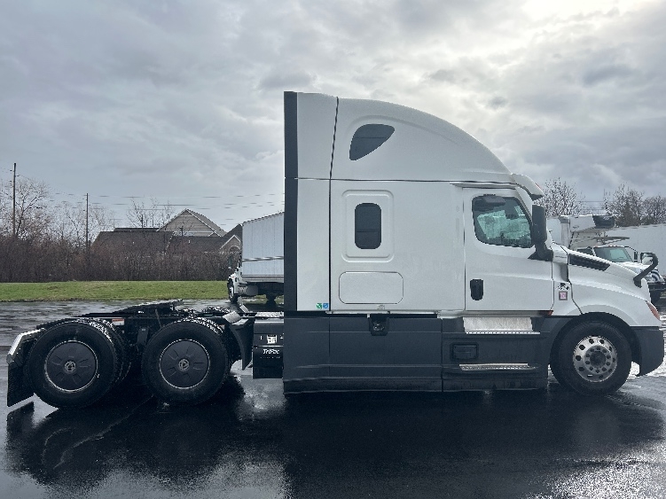 Used 2022 Freightliner Cascadia - photo 10