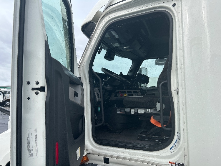 Used 2022 Freightliner Cascadia - photo 11