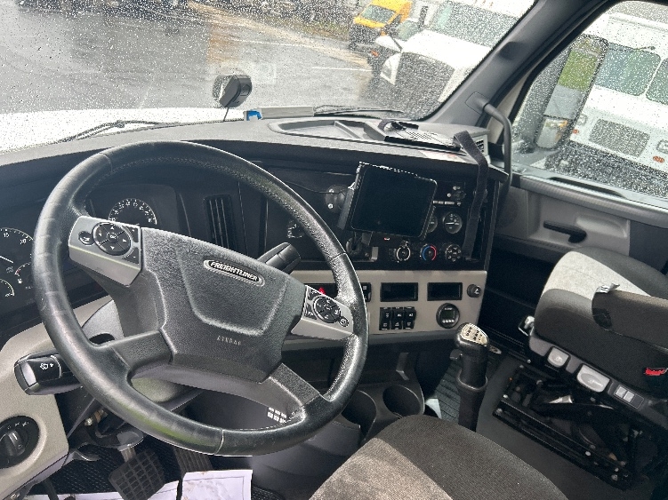 Used 2022 Freightliner Cascadia - photo 12