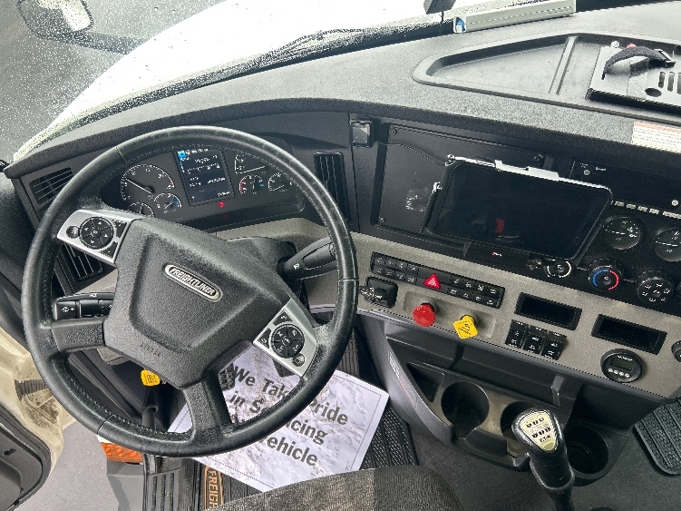 Used 2022 Freightliner Cascadia - photo 13