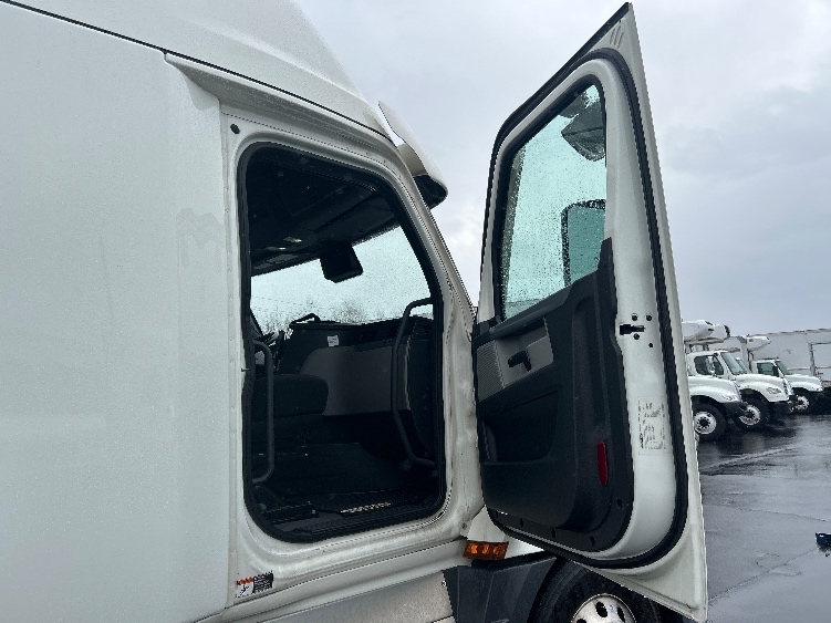 Used 2022 Freightliner Cascadia - photo 15