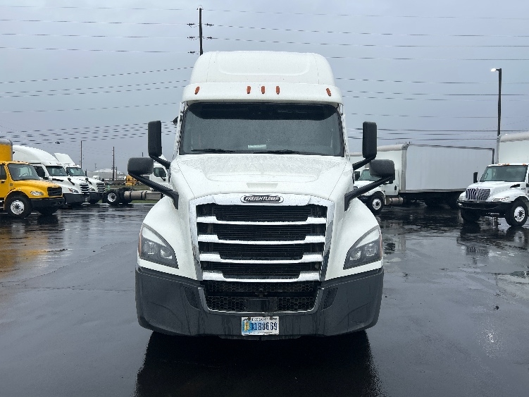 Used 2022 Freightliner Cascadia - photo 2