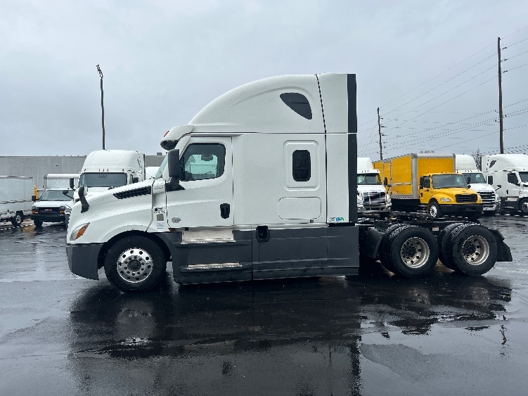Used 2022 Freightliner Cascadia - photo 6