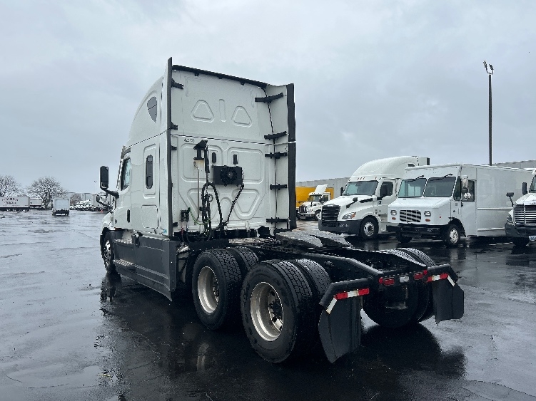 Used 2022 Freightliner Cascadia - photo 7