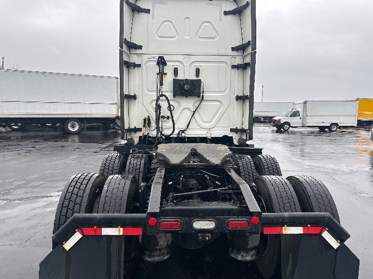 Used 2022 Freightliner Cascadia - photo 8