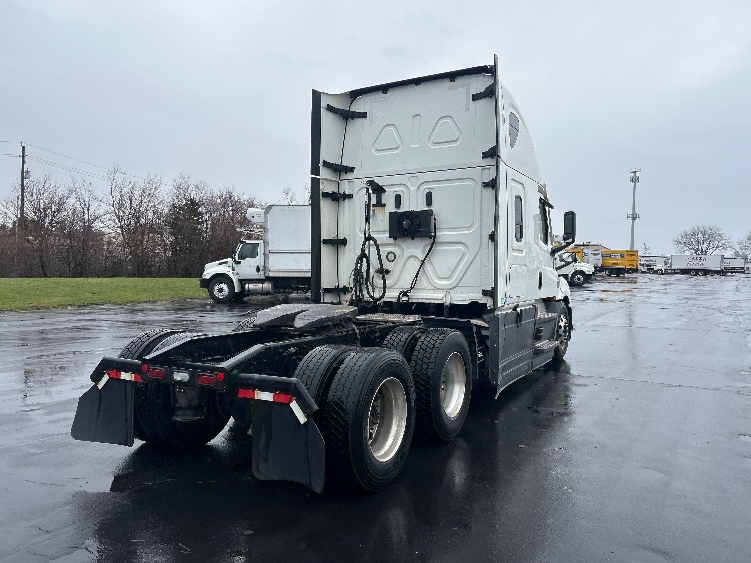 Used 2022 Freightliner Cascadia - photo 9