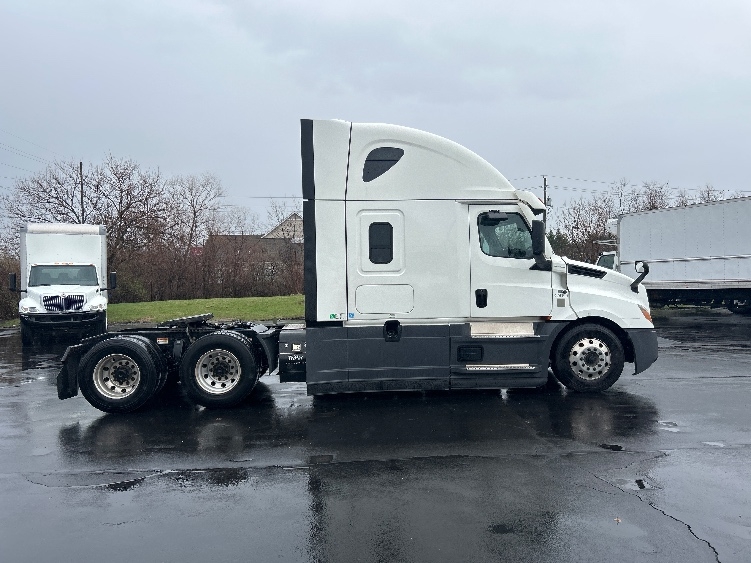 Used 2022 Freightliner Cascadia - photo 10
