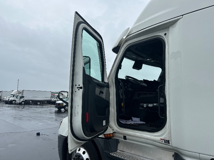 Used 2022 Freightliner Cascadia - photo 11