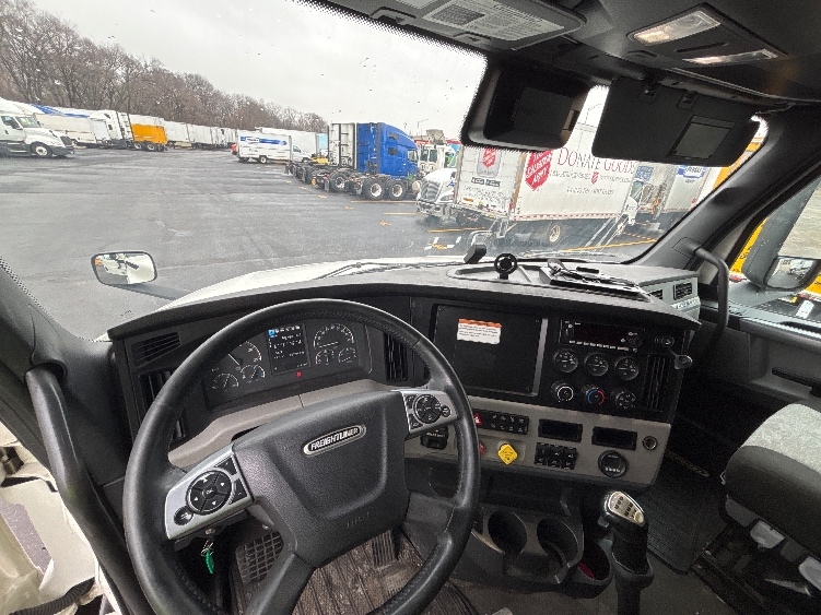 Used 2022 Freightliner Cascadia - photo 13