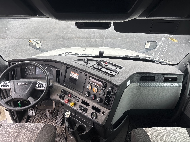 Used 2022 Freightliner Cascadia - photo 14
