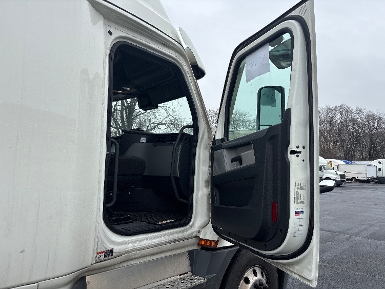 Used 2022 Freightliner Cascadia - photo 15