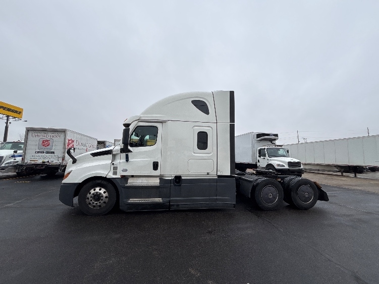 Used 2022 Freightliner Cascadia - photo 6