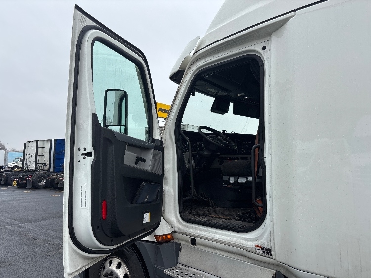 Used 2022 Freightliner Cascadia - photo 11