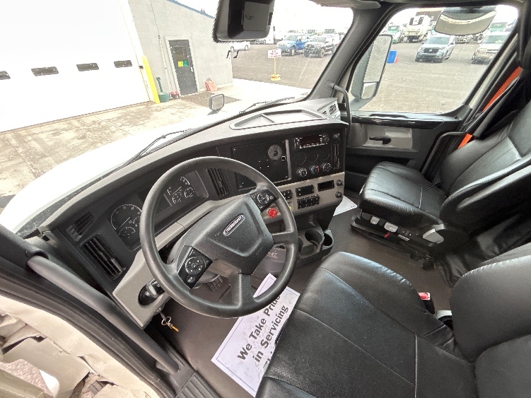 Used 2022 Freightliner Cascadia - photo 12